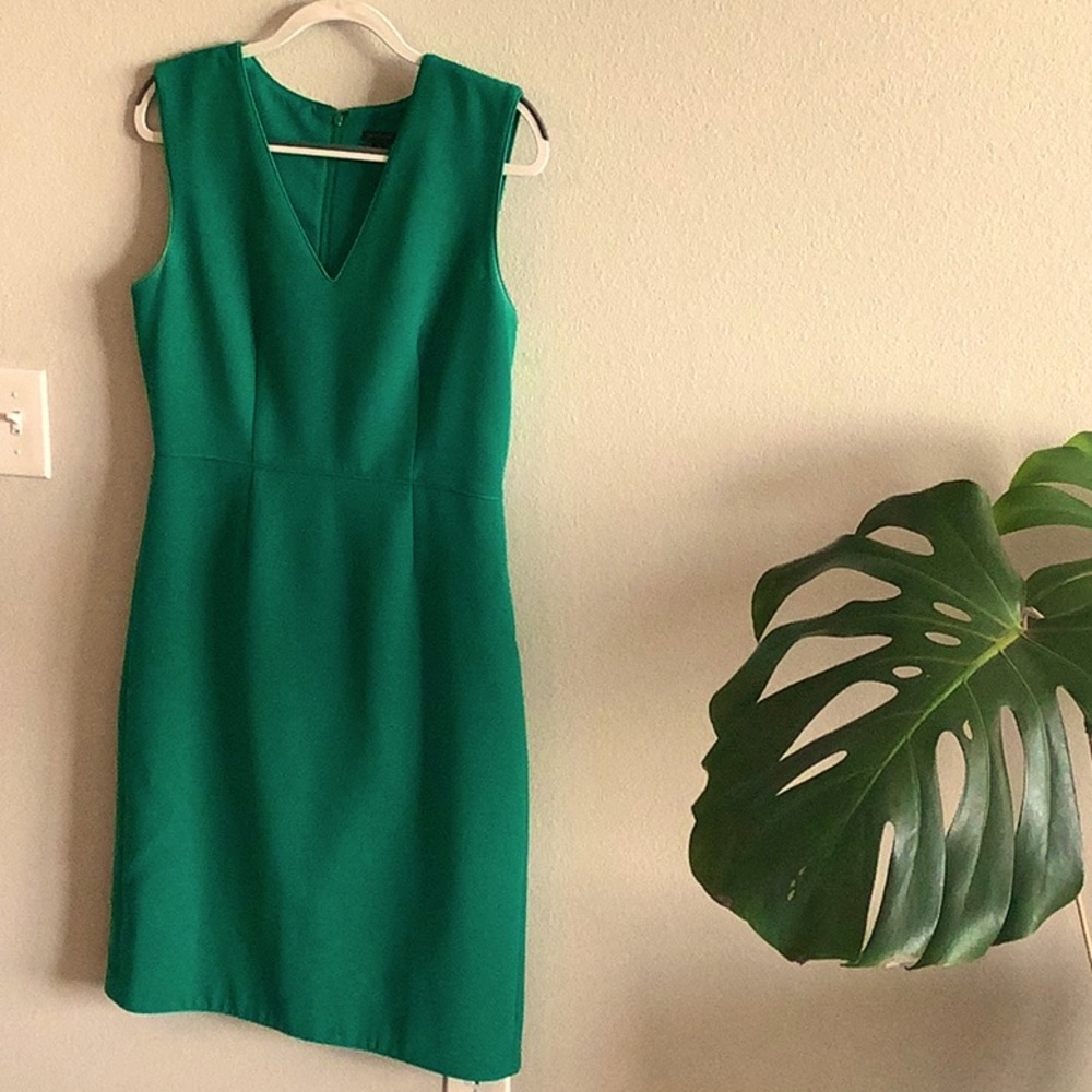 Ann Taylor. Green. Size 8 Midi dress